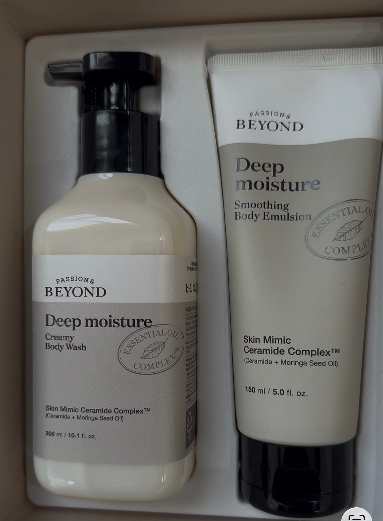 [12] PASSION & BEYOND - DEEP MOISTURE CREAMY BODY WASH (300 ML) & SMOOTHING BODY EMULSION (150ML) SET